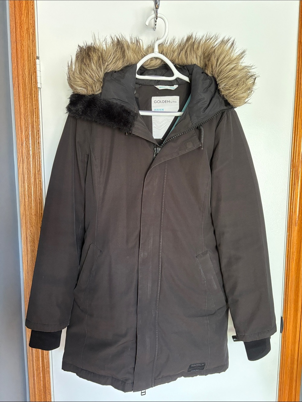 Women’s Winter Jacket (Size Medium) - Golden by TNA. From Aritzia.